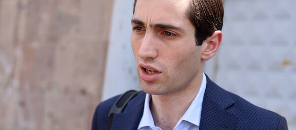 Член фракции Елк Давид Хажакян на акции протеста перед компанией Sanitek (1 августа 2018). Еревaн Член фракции Елк Давид Хажакян на акции протеста перед компанией Sanitek (1 августа 2018). Еревaн - Sputnik Արմենիա