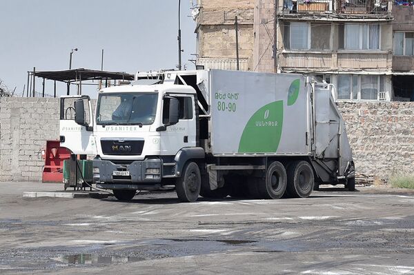 Мусоровоз компании Sanitek Мусоровоз компании Sanitek - Sputnik Армения