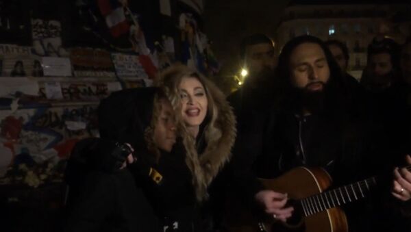 Спутник_Мадонна в Париже исполнила песню Леннона Imagine в память о жертвах терактов - Sputnik Армения