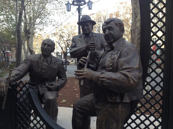 Скульптурная группа «Запоздалая фотография» работы Давида Минасяна, посвященная дудукистам Ваче Овсепяну, Дживану Гаспаряну и Левону Мадояну. Скульптурная группа «Запоздалая фотография» работы Давида Минасяна, посвященная дудукистам Ваче Овсепяну, Дживану Гаспаряну и Левону Мадояну. - Sputnik Армения