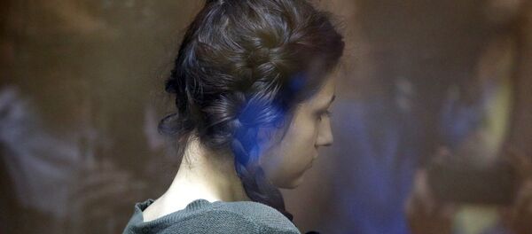 Задержанная по обвинению в убийстве отца 18-летняя Кристина Хачатурян во время избрания меры пресечения в Останкинском суде (30 июля 2018). Москвa Задержанная по обвинению в убийстве отца 18-летняя Кристина Хачатурян во время избрания меры пресечения в Останкинском суде (30 июля 2018). Москвa - Sputnik Армения