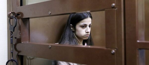 Задержанная по обвинению в убийстве отца 19-летняя Ангелина Хачатурян во время избрания меры пресечения в Останкинском суде (30 июля 2018). Москвa - Sputnik Армения