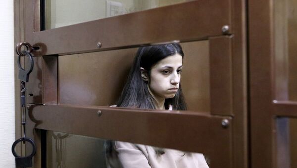 Задержанная по обвинению в убийстве отца 19-летняя Ангелина Хачатурян во время избрания меры пресечения в Останкинском суде (30 июля 2018). Москвa - Sputnik Армения