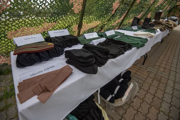 Мнистерство обороны Армении представило образцы формы и продовольствия в парке Победы (16 июня 2018). Еревaн - Sputnik Армения