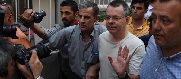 Американский пастор Эндрю Брансон прибывает в свой дом после освобождения из тюрьмы в Турции (25 июля 2018). Измир - Sputnik Армения