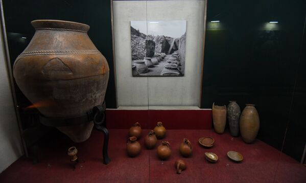 Древние амфоры для пива среди экспонатов музея-заповедника &quot;Эребуни&quot; в Армении - Sputnik Армения