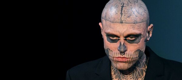 Канадская модель Рик Дженест, (Зомби-бой) во время показа мужской коллекции осень-зима 2011-2012 французского дизайнера Тьерри Мюглера (19 января 2011). Париж Канадская модель Рик Дженест, (Зомби-бой) во время показа мужской коллекции осень-зима 2011-2012 французского дизайнера Тьерри Мюглера (19 января 2011). Париж - Sputnik Армения