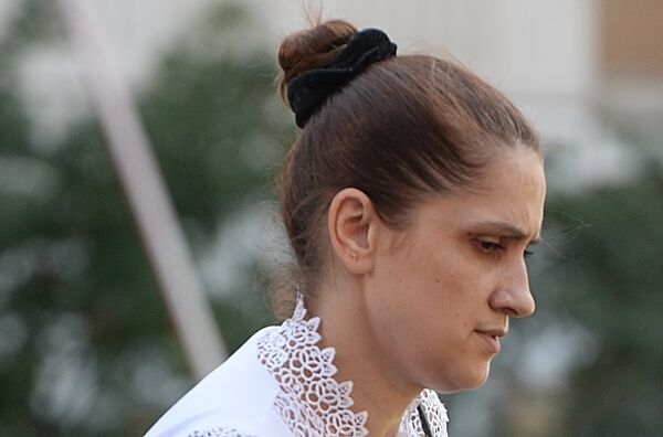 Мать сестер Хачатурян, обвиняемых в убийстве своего отца, около Останкинского суда (2 августа 2018). Москвa Мать сестер Хачатурян, обвиняемых в убийстве своего отца, около Останкинского суда (2 августа 2018). Москвa - Sputnik Армения