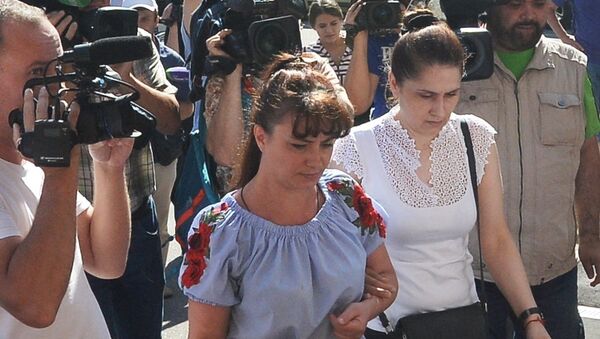 Мать сестер Хачатурян (справа), обвиняемых в убийстве своего отца, около Останкинского суда (2 августа 2018). Москвa - Sputnik Արմենիա