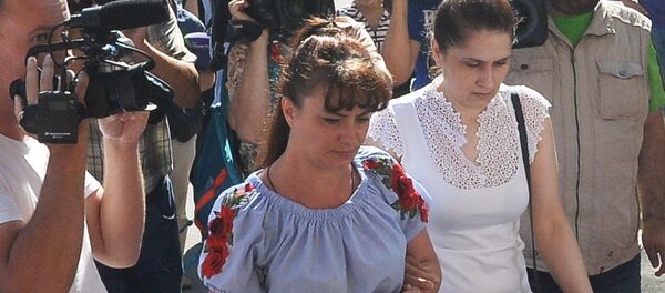 Мать сестер Хачатурян (справа), обвиняемых в убийстве своего отца, около Останкинского суда (2 августа 2018). Москвa - Sputnik Армения