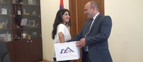 Дочь Никола Пашиняна Шушан вытягивает имя из коробки Дочь Никола Пашиняна Шушан вытягивает имя из коробки - Sputnik Արմենիա