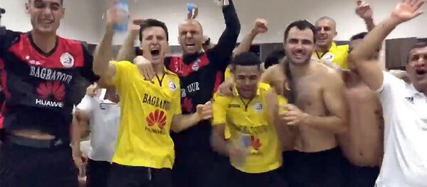 Футболисты Алашкерта празднуют победу в раздевалке - Sputnik Армения