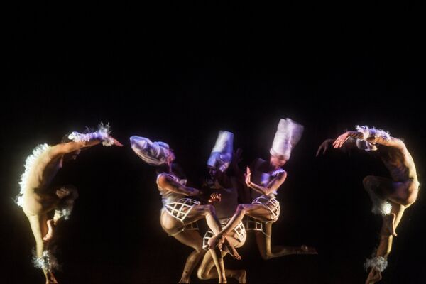 Выступление итальянского театра NoGravity в рамках Международного фестиваля искусств Вдохновение на ВДНХ (2 августа 2018). Москвa - Sputnik Армения