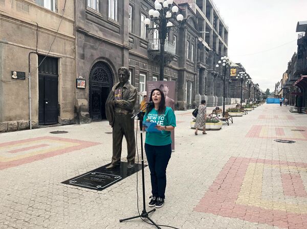 В Гюмри состоялась презентация книги «Игрок» о Кирке Керкоряне В Гюмри состоялась презентация книги «Игрок» о Кирке Керкоряне - Sputnik Армения