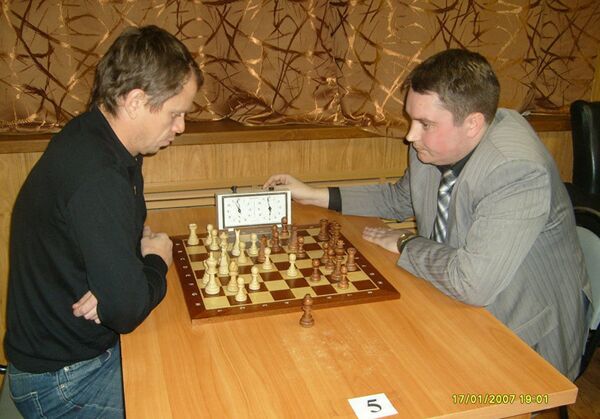 Юрий Шорчев за игрой (слева) - Sputnik Армения