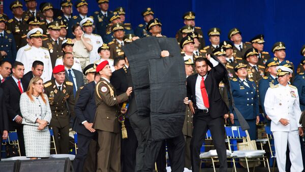 Сотрудники службы безопасности во время покушения на президента Венесуэлы Николаса Мадуро 4 августа 2018 г - Sputnik Армения