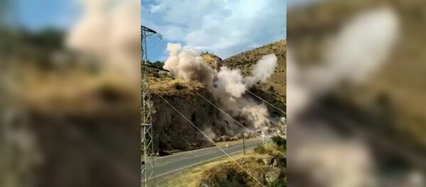 Специалисты подорвали скалу на дороге, ведущей в монастырю Гегард - Sputnik Армения