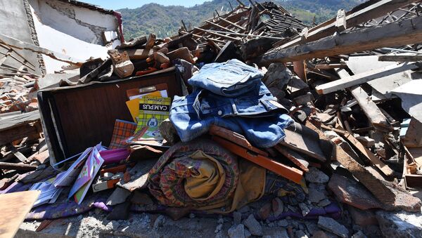Излеченные из-под завалов предметы рядом с разрушенными зданиями на севере Ломбока, на следующий день после землетрясения магнитудой 6,9 (6 августа 2018). Пеменанг, Индонезия - Sputnik Արմենիա