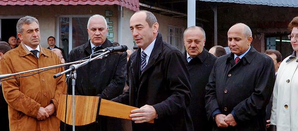 Второй президент Армении Роберт Кочарян во время рабочей поездки в Ширак (12 ноября 2007). Второй президент Армении Роберт Кочарян во время рабочей поездки в Ширак (12 ноября 2007). - Sputnik Արմենիա