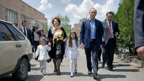Второй президент Армении Роберт Кочарян с супругой и внучками посетил избирательный участок (6 мая 2012). Еревaн - Sputnik Армения