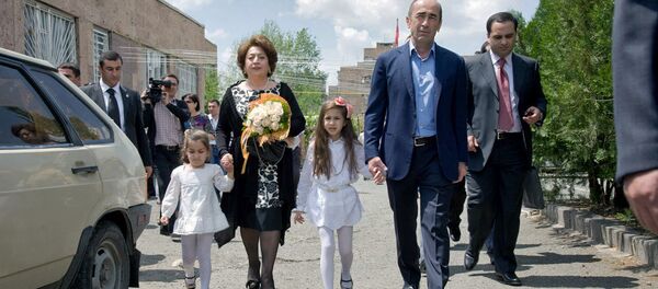 Второй президент Армении Роберт Кочарян с супругой и внучками посетил избирательный участок (6 мая 2012). Еревaн - Sputnik Армения