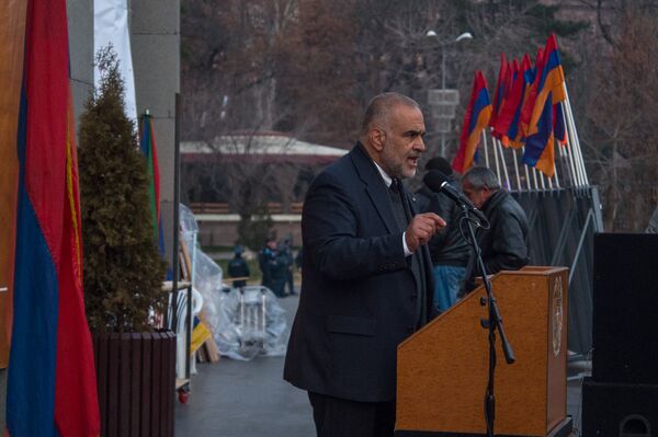 Митинг оппозиционных сил на площади Свободы. Раффи Ованнисян Митинг оппозиционных сил на площади Свободы. Раффи Ованнисян - Sputnik Армения