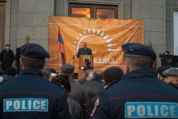 Митинг оппозиционных сил на площади Свободы. Раффи Ованнисян выступает с речью Митинг оппозиционных сил на площади Свободы. Раффи Ованнисян выступает с речью - Sputnik Армения