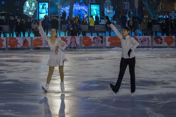 Открытие нового фигурного сезона столичного катка в Ереване - Sputnik Армения