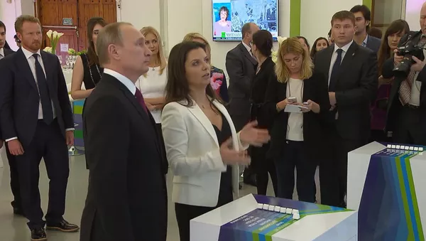 СПУТНИК_Выставка в честь юбилея RT: визит Путина и видеообращение Ларри Кинга - Sputnik Армения