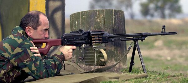 Второй Президент Армении Роберт Кочарян во время посещения воинской части (2006 год) Второй Президент Армении Роберт Кочарян во время посещения воинской части (2006 год) - Sputnik Армения