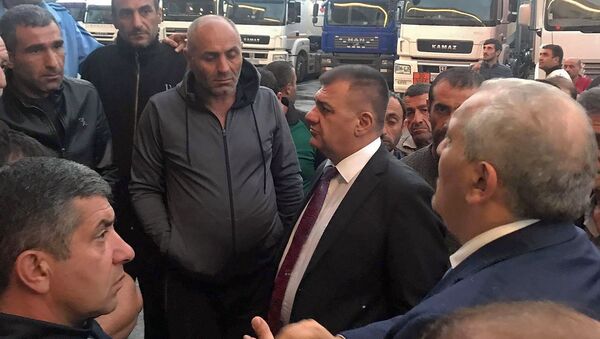 Министр транспорта, связи и ИТ Ашот Акобян побеседовал с армянскими водителями в Верхнем Ларсе (6 августа 2018). Грузия - Sputnik Армения