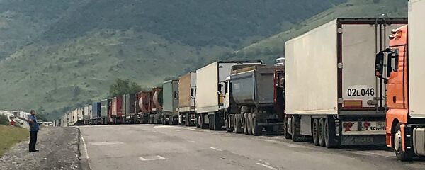 Многокилометровая очередь на грузино-российской границе Верхний Ларс - Sputnik Армения
