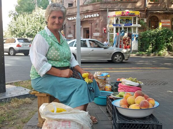 Уличная продавщица Заназан Манукян - Sputnik Армения