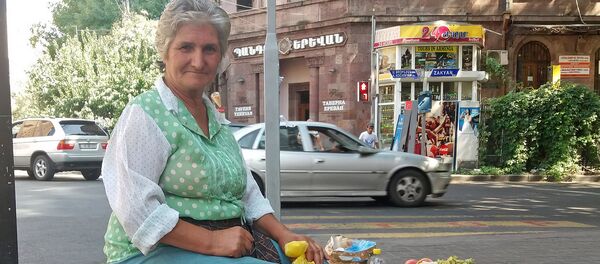 Уличная продавщица Заназан Манукян Уличная продавщица Заназан Манукян - Sputnik Արմենիա