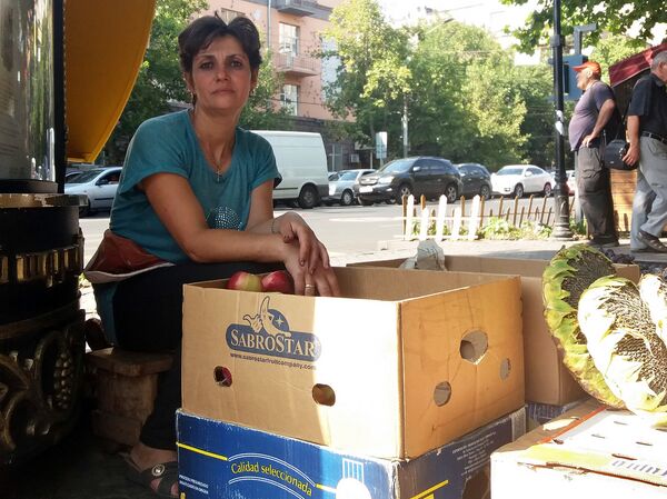 Уличная продавщица Люсинэ Акопян - Sputnik Армения