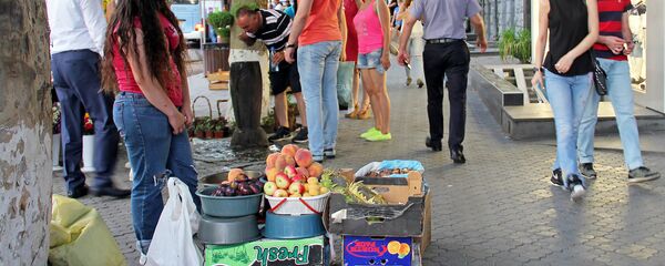 Уличная торговля в центре Еревана Уличная торговля в центре Еревана - Sputnik Армения