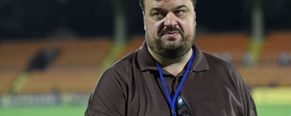 Российский спортивный журналист и телекомментатор Василий Уткин перед футбольным матчем Пюник (Ереван) - Маккаби (Тель-Авив) (7 августа 2018). Еревaн - Sputnik Արմենիա