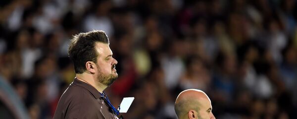 Российские спортивные журналисты и телекомментаторы Василий Уткин и Нобель Арустамян на футбольном матче Пюник (Ереван) - Маккаби (Тель-Авив) (7 августа 2018). Еревaн - Sputnik Армения