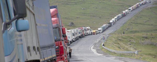 Дальнобойщики несколько дней стоят в огромной очереди у грузино-российской границы Дальнобойщики несколько дней стоят в огромной очереди у грузино-российской границы - Sputnik Արմենիա