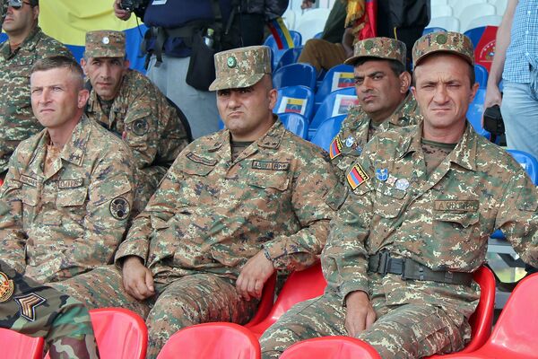 Болельщики армянской команды на Танковом биатлоне 2018 - Sputnik Армения