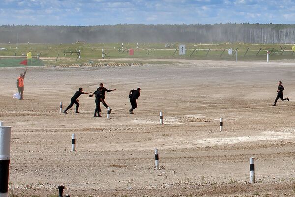 Танкисты армянской команды на Танковом биатлоне 2018 - Sputnik Армения