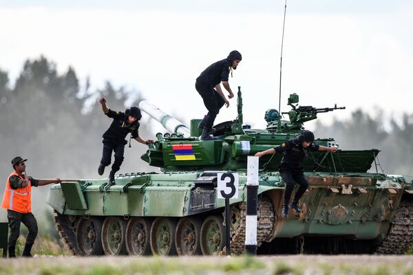 Танкисты армянской команды на Танковом биатлоне 2018 Танкисты армянской команды на Танковом биатлоне 2018 - Sputnik Արմենիա