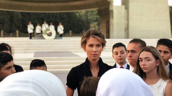 Первая леди Сирии Асма Асад (в центре) во время встречи с семьями погибших в САР офицеров России. - Sputnik Армения
