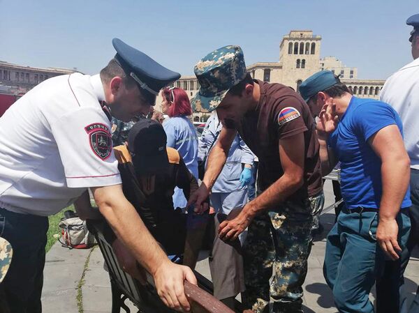 Гражданин пригвоздил себя на скамью на Площади Республики - Sputnik Армения