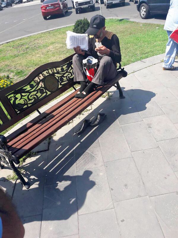 Армен Ераносян пригвоздил себя на скамью на Площади Республики - Sputnik Արմենիա