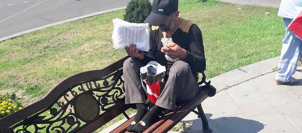 Армен Ераносян пригвоздил себя на скамью на Площади Республики Армен Ераносян пригвоздил себя на скамью на Площади Республики - Sputnik Արմենիա