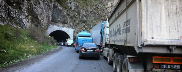 Многокилометровая пробка из автомобилей с российской стороны на границе с Грузией у КПП Верхний Ларс - Sputnik Армения