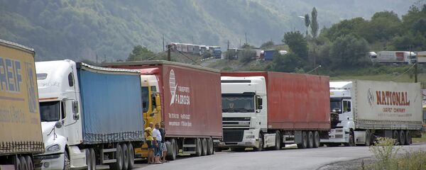 Многокилометровая очередь грузовиков на грузино-российской границе - Sputnik Արմենիա