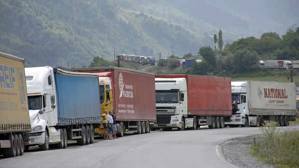 Многокилометровая очередь грузовиков на грузино-российской границе - Sputnik Армения