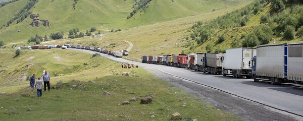 Многокилометровая очередь грузовиков на грузино-российской границе - Sputnik Армения